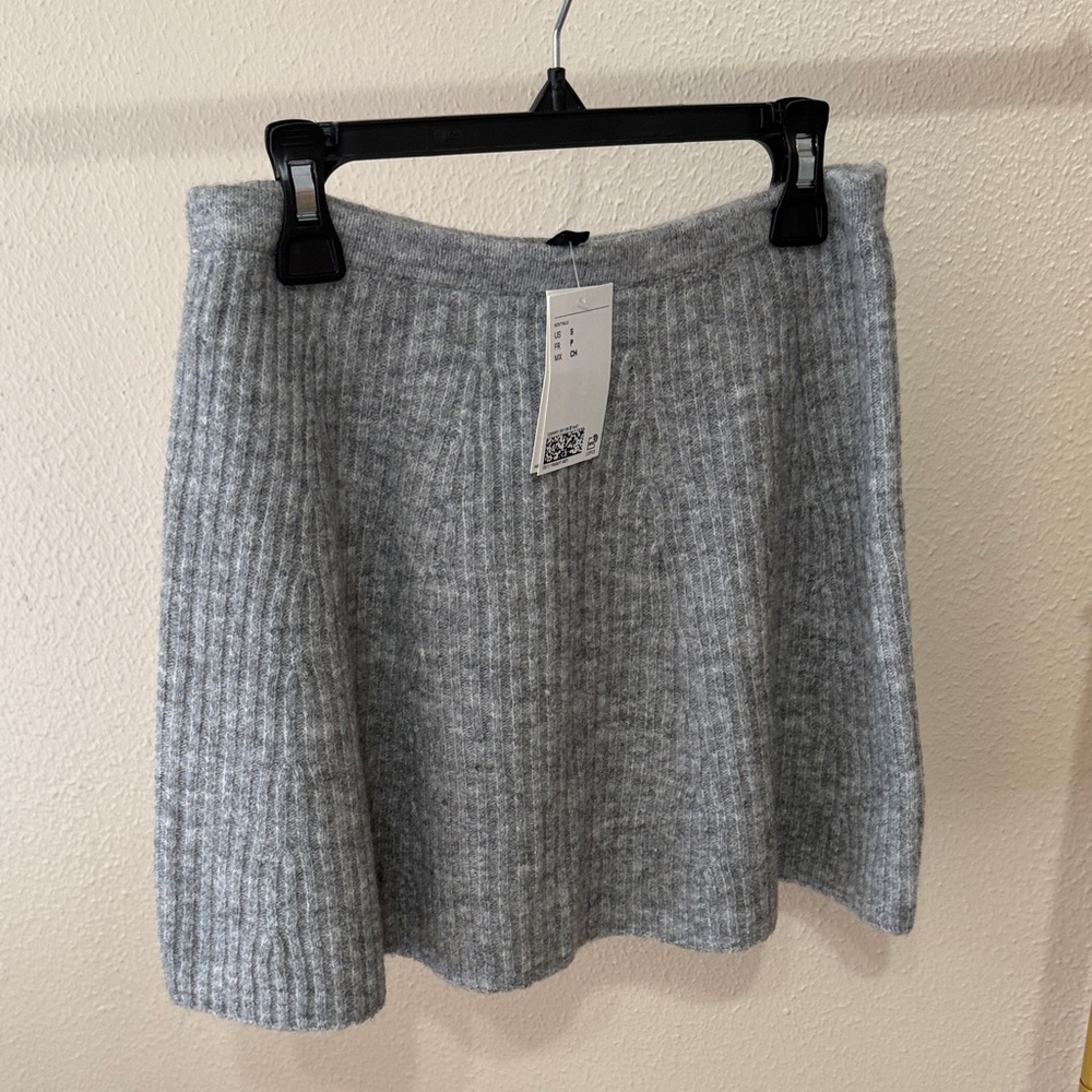H&M Gray Ribbed Skater Skirt